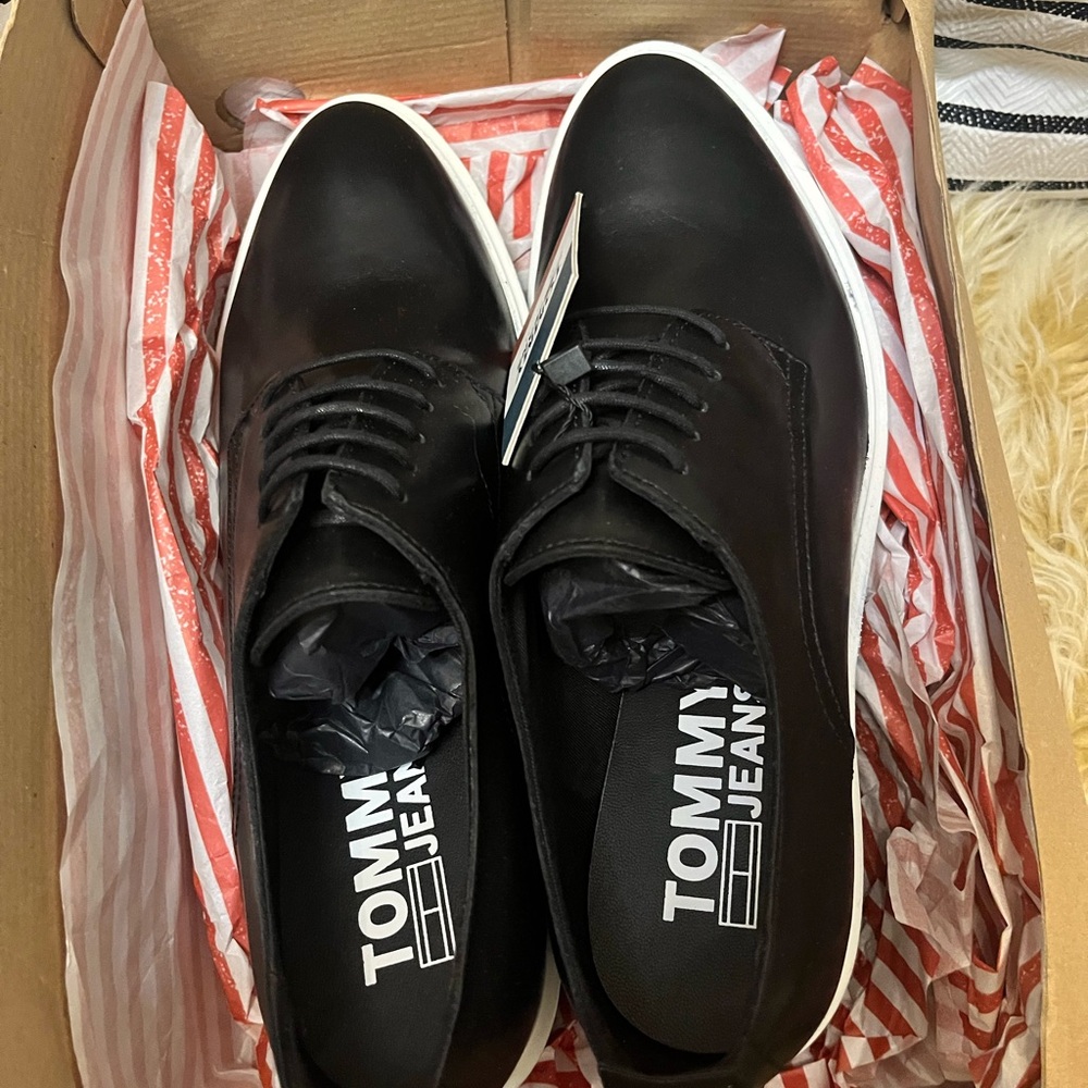 Tommy Hilfiger Black Oxfords Sleek Design